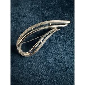 Sarah Coventry Silver Tone Wavy Leaf Pin Brooch Unique Elegant‎  Vintage